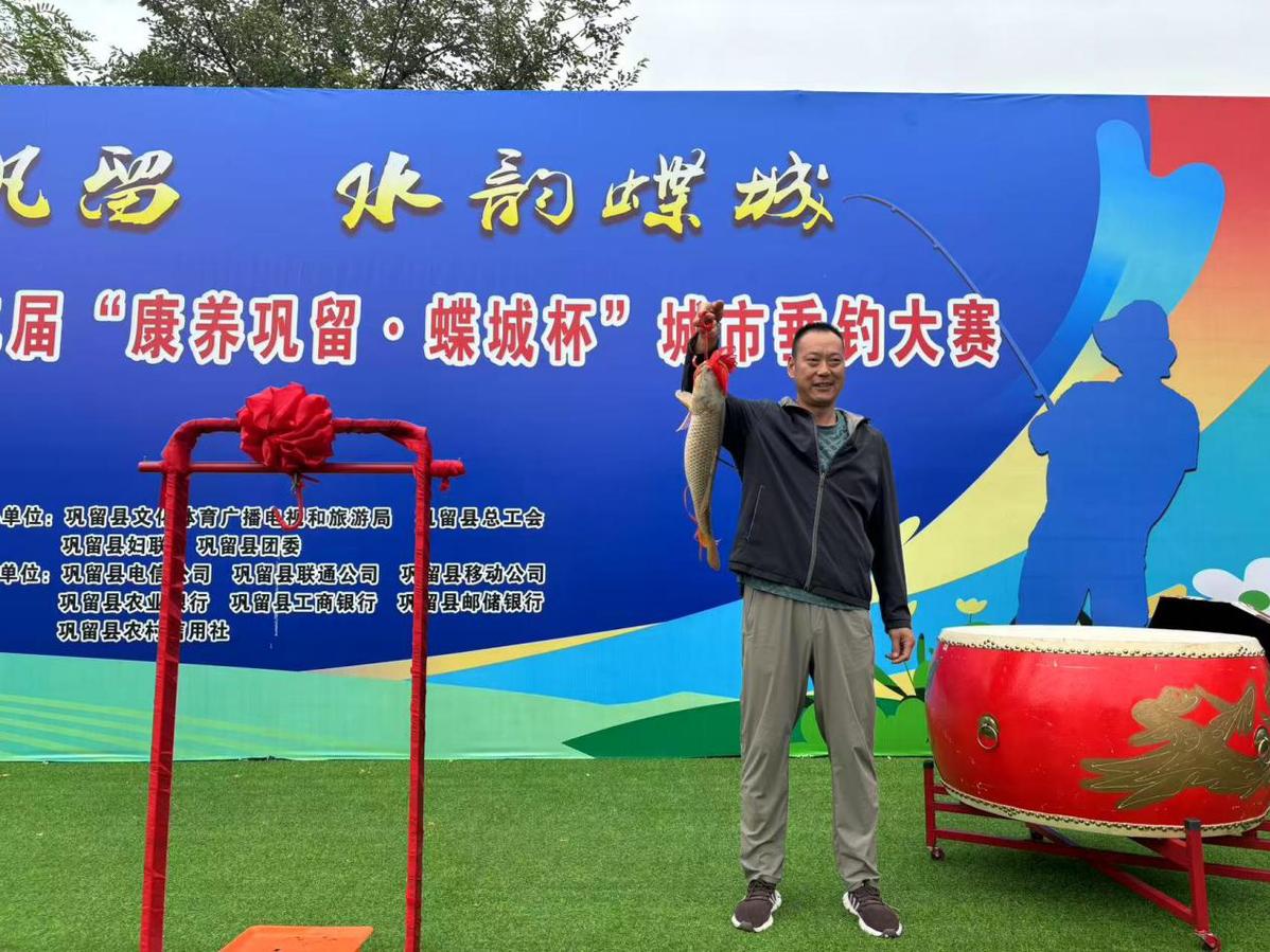 蓝色波浪反映了轴的阴