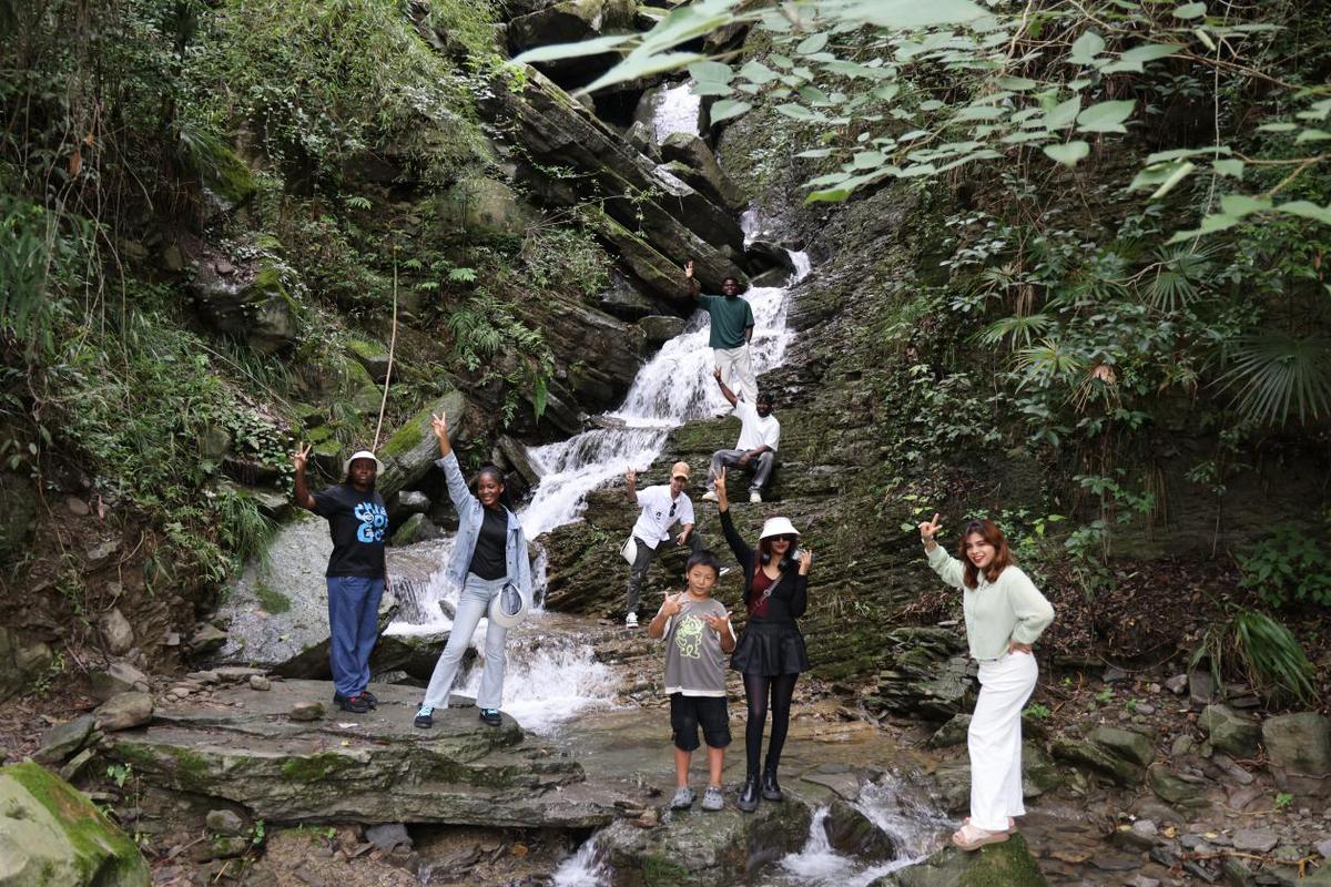 国际学生走在金富山的绿山，为自己体验一个好