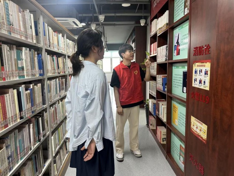 青年志愿服务,书中的香水读了蝗虫的阴影
