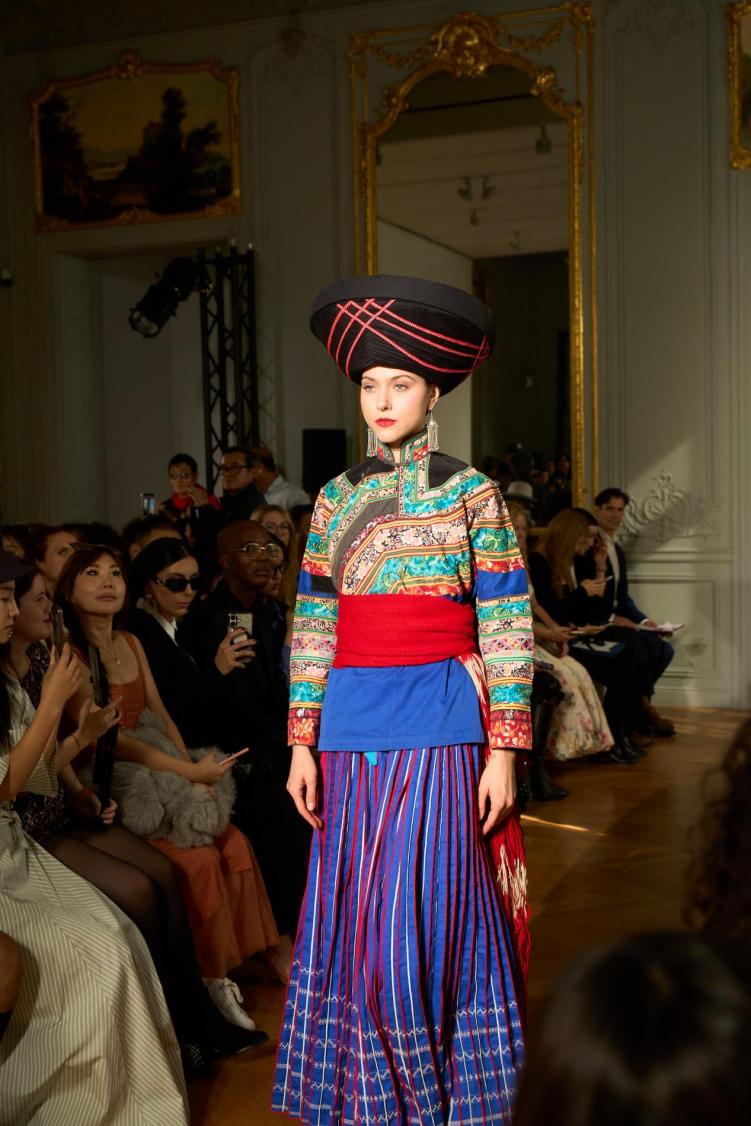 四川Yanbian Lisu服装在巴黎闪耀