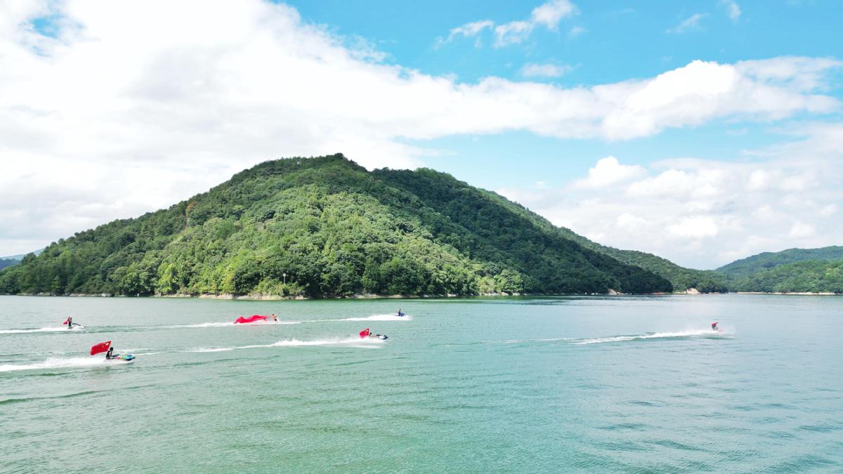 Yongding，Fujian：旗帜卷有金色的风和山脉，宾客就