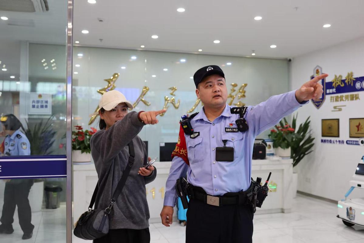 双音乐节安全线上的“心温暖警察”